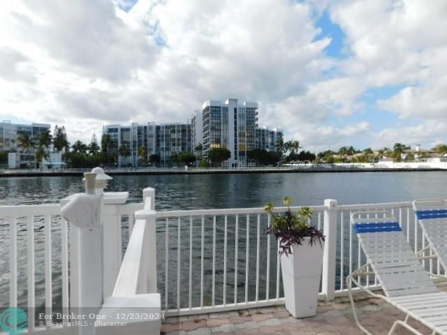 For Sale: $397,500 (2 beds, 2 baths, 990 Square Feet)