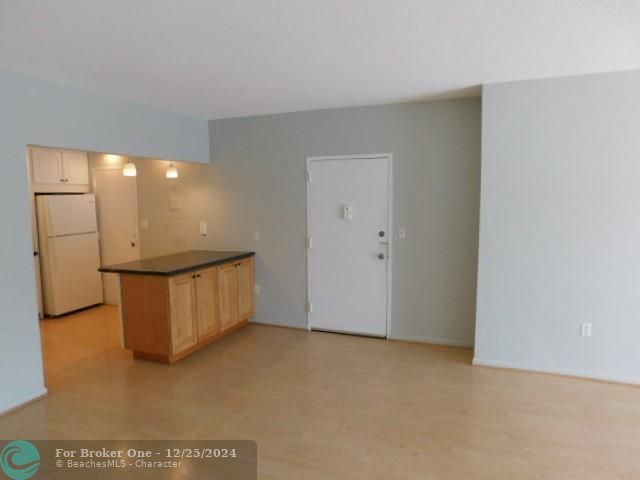 For Sale: $397,500 (2 beds, 2 baths, 990 Square Feet)