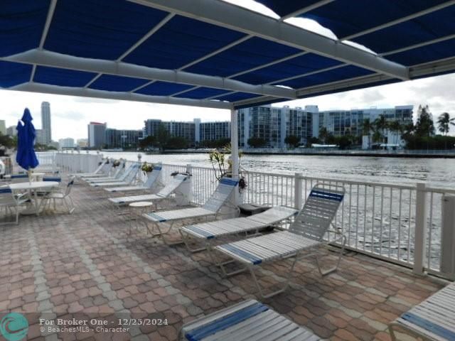 For Sale: $397,500 (2 beds, 2 baths, 990 Square Feet)