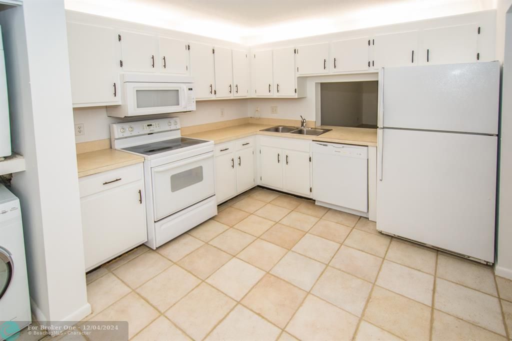 For Rent: $2,400 (2 beds, 2 baths, 1150 Square Feet)