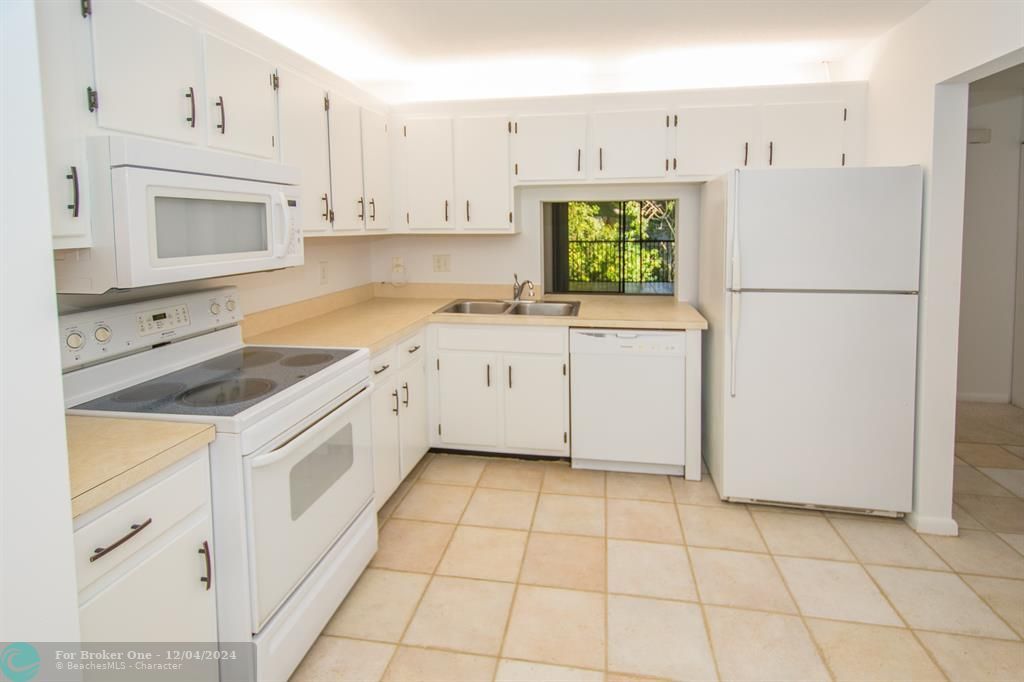 For Rent: $2,400 (2 beds, 2 baths, 1150 Square Feet)