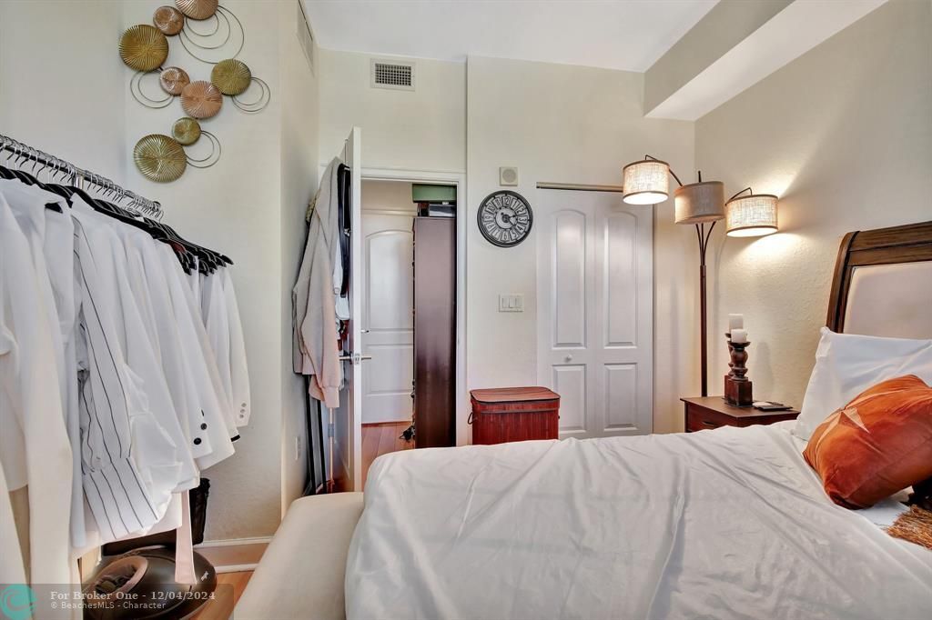 For Sale: $350,000 (2 beds, 2 baths, 1036 Square Feet)