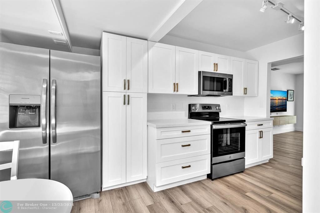 For Sale: $595,000 (2 beds, 2 baths, 1200 Square Feet)