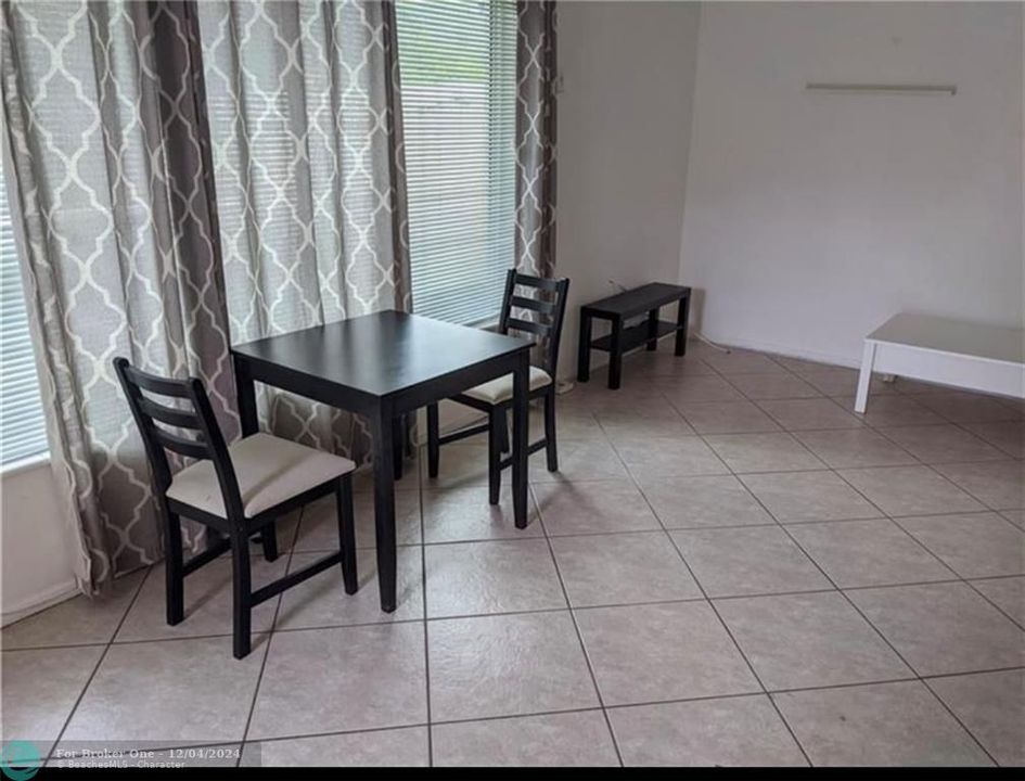 For Sale: $1,800 (1 beds, 1 baths, 980 Square Feet)