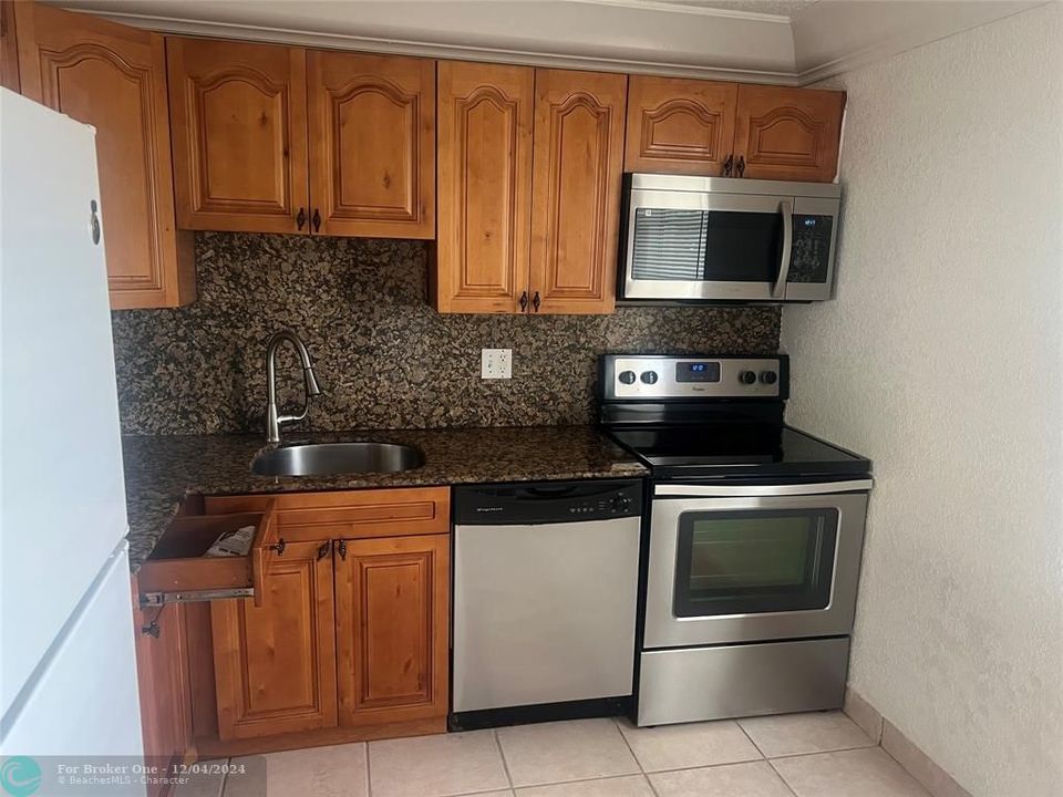 For Rent: $1,800 (2 beds, 2 baths, 990 Square Feet)