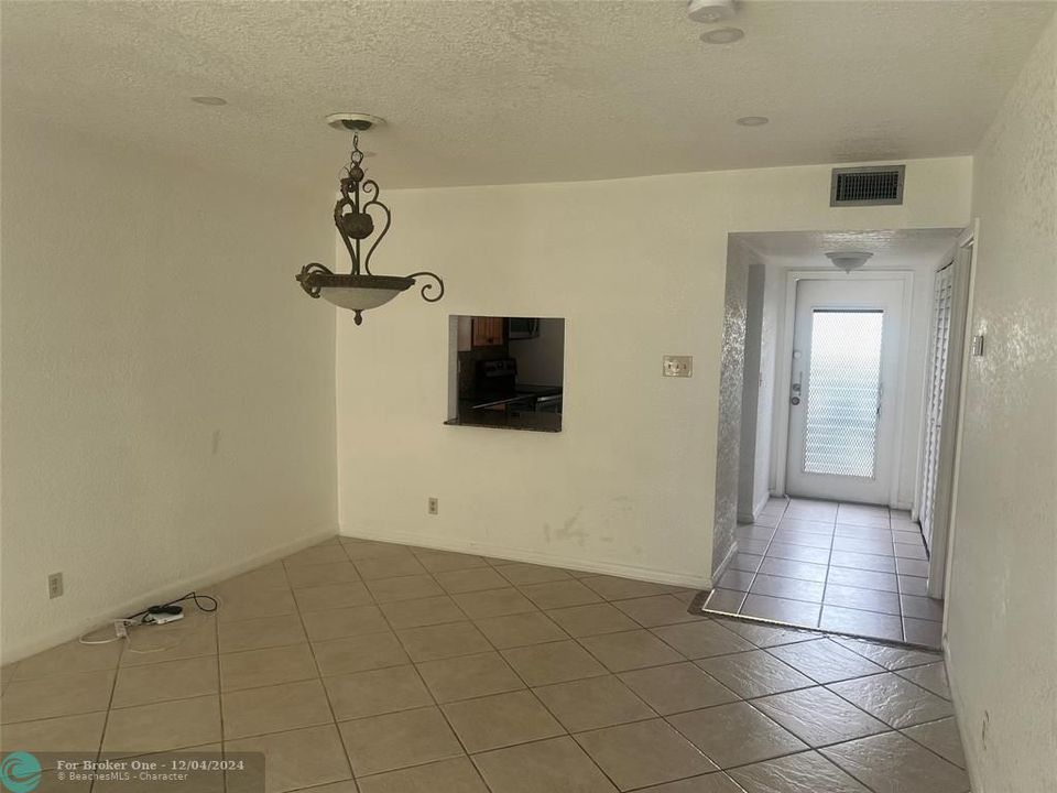 For Rent: $1,800 (2 beds, 2 baths, 990 Square Feet)