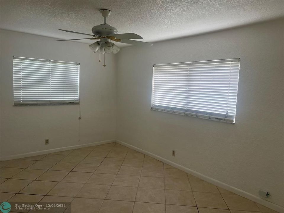 For Rent: $1,800 (2 beds, 2 baths, 990 Square Feet)