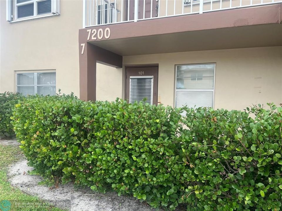 For Rent: $1,800 (2 beds, 2 baths, 990 Square Feet)