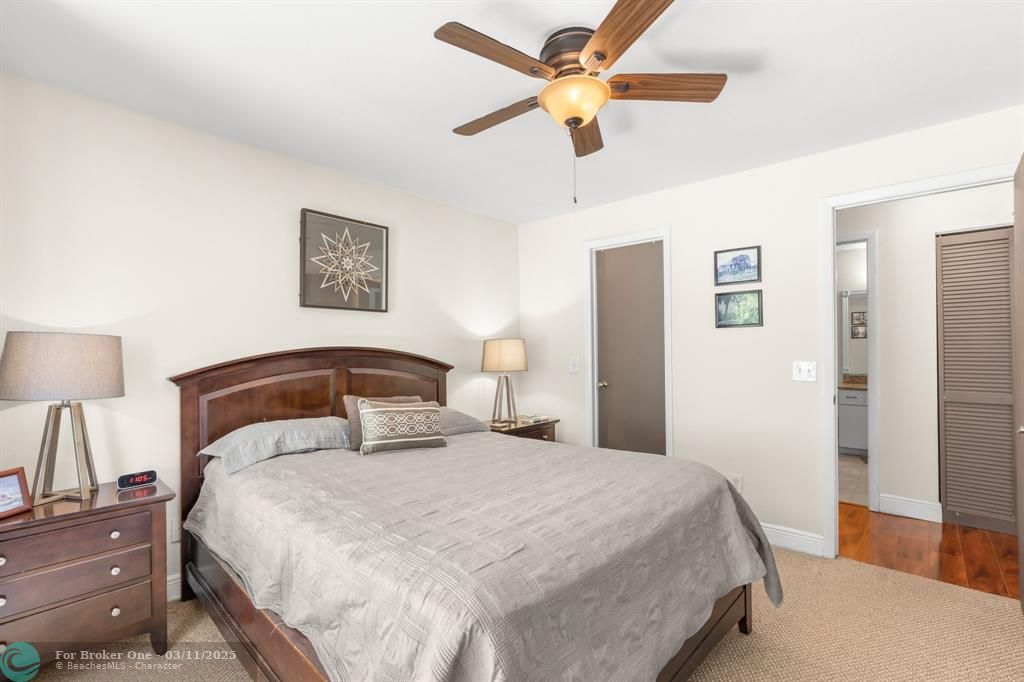 For Sale: $265,000 (1 beds, 1 baths, 934 Square Feet)