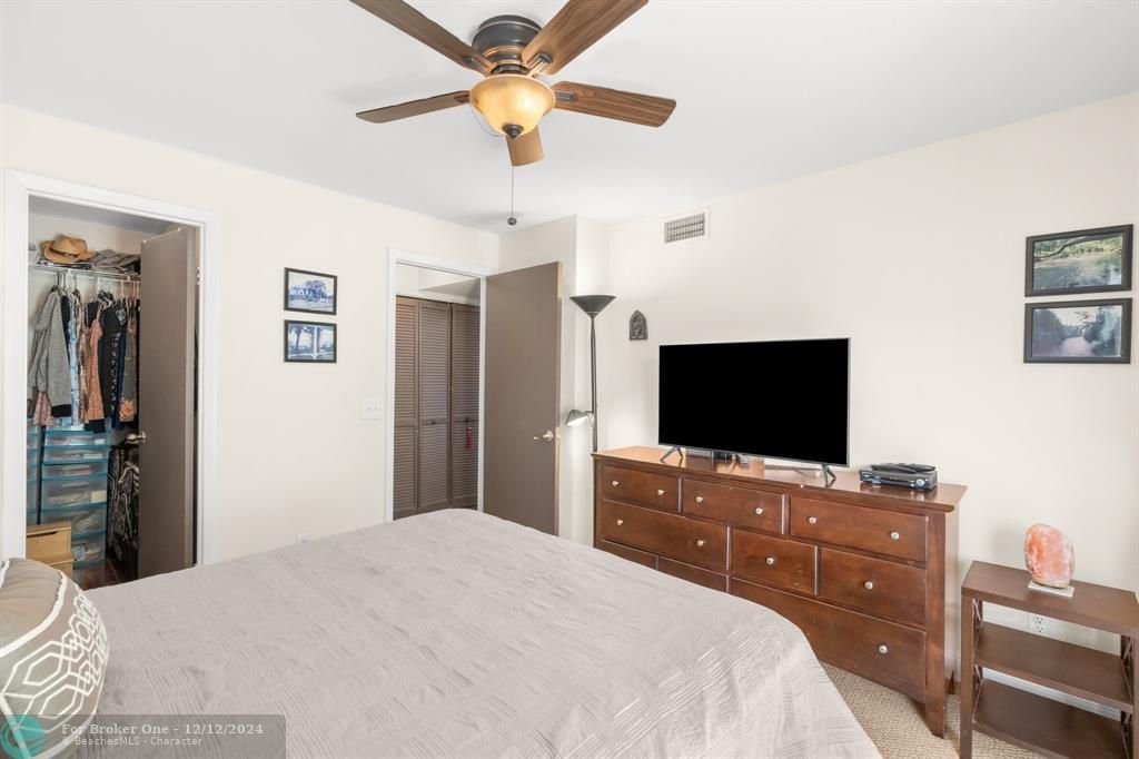 For Sale: $265,000 (1 beds, 1 baths, 934 Square Feet)