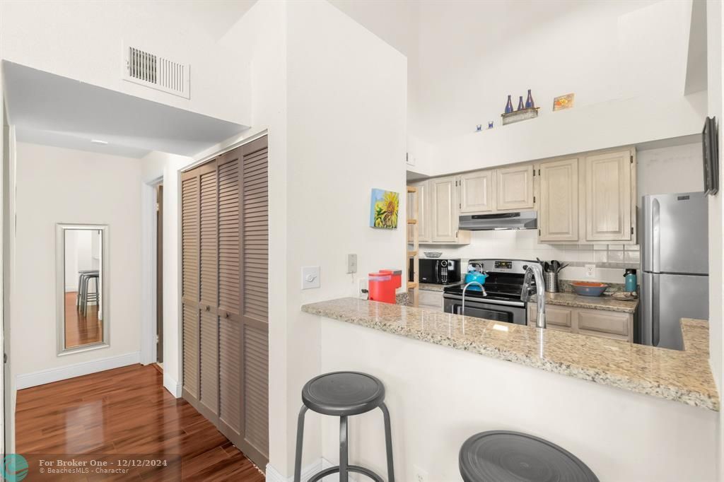 For Sale: $265,000 (1 beds, 1 baths, 934 Square Feet)