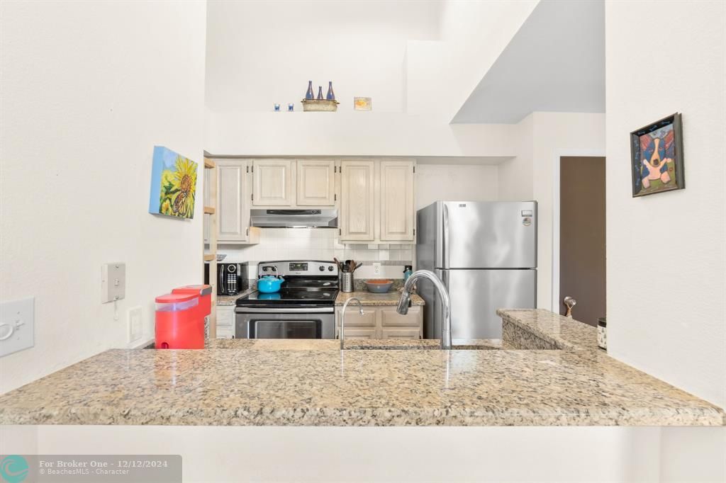 For Sale: $265,000 (1 beds, 1 baths, 934 Square Feet)