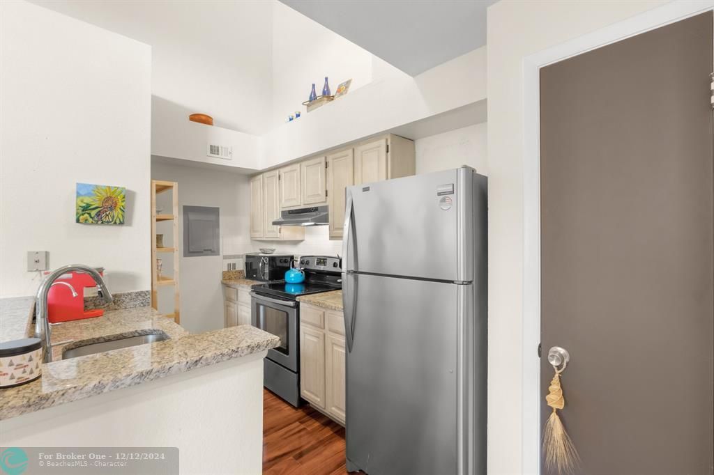 For Sale: $265,000 (1 beds, 1 baths, 934 Square Feet)