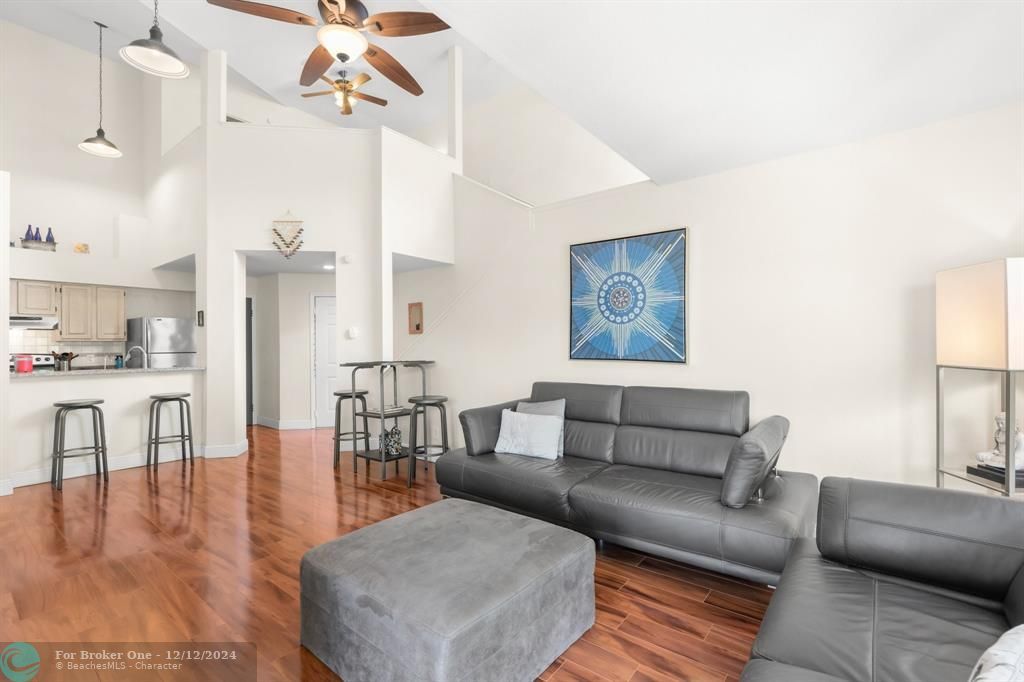 For Sale: $265,000 (1 beds, 1 baths, 934 Square Feet)