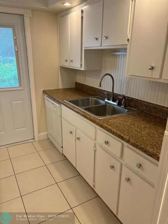 For Rent: $1,995 (2 beds, 1 baths, 903 Square Feet)