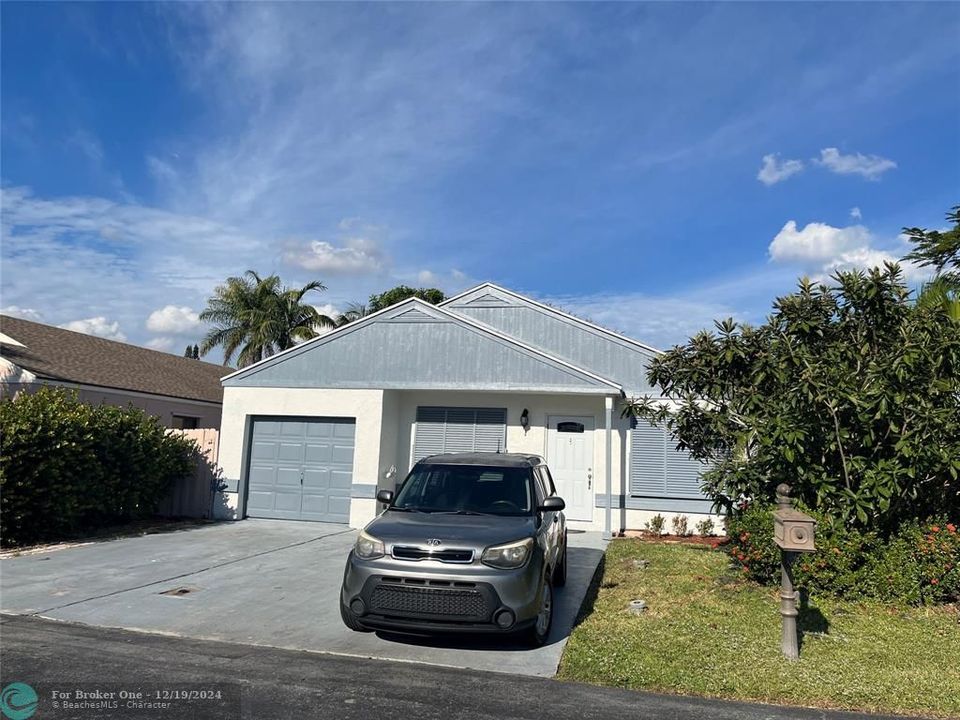 Active With Contract: $2,600 (3 beds, 2 baths, 1155 Square Feet)