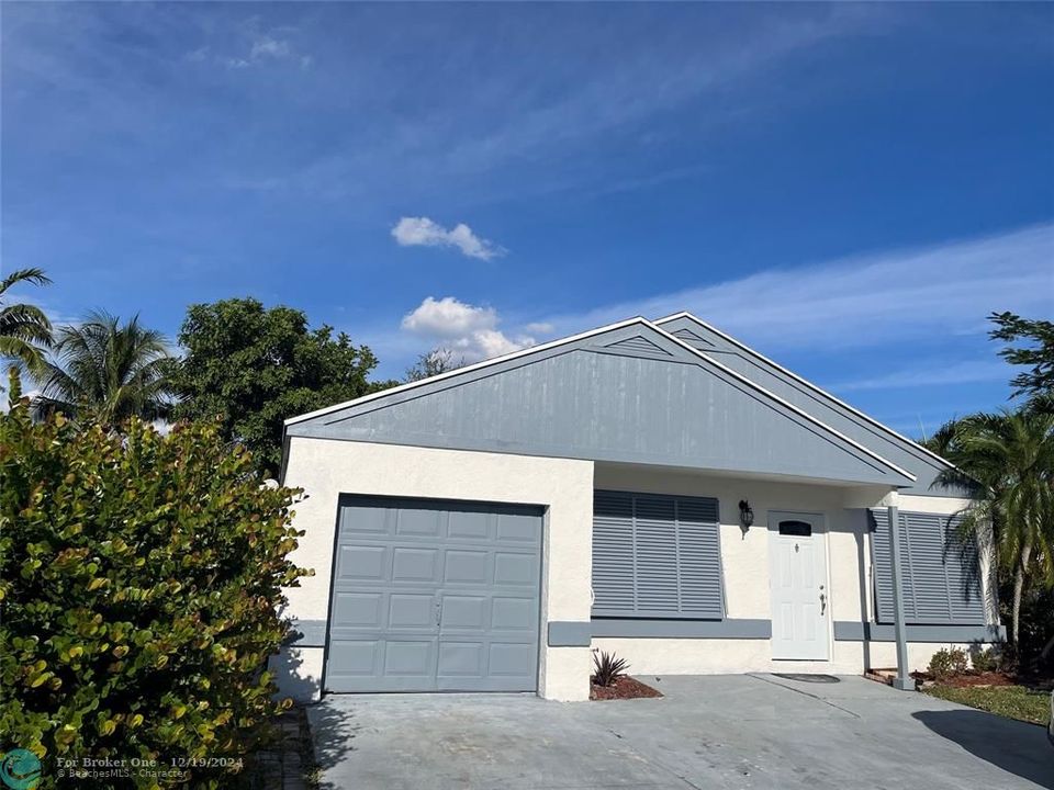 Active With Contract: $2,600 (3 beds, 2 baths, 1155 Square Feet)