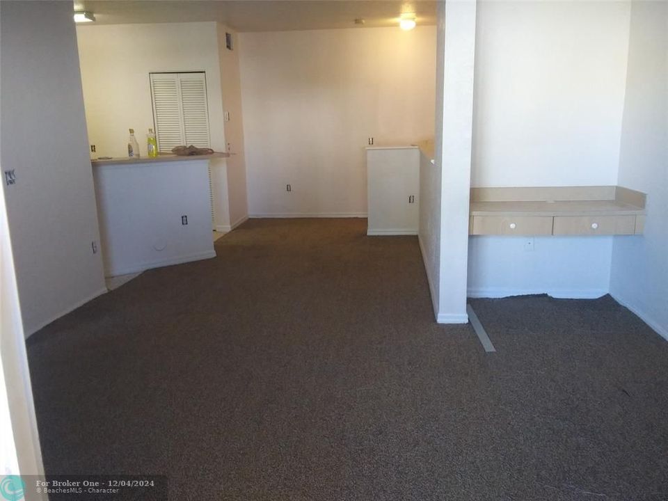 For Rent: $1,750 (1 beds, 1 baths, 878 Square Feet)