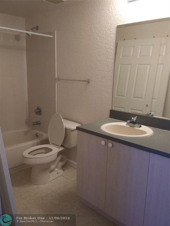 For Rent: $1,750 (1 beds, 1 baths, 878 Square Feet)