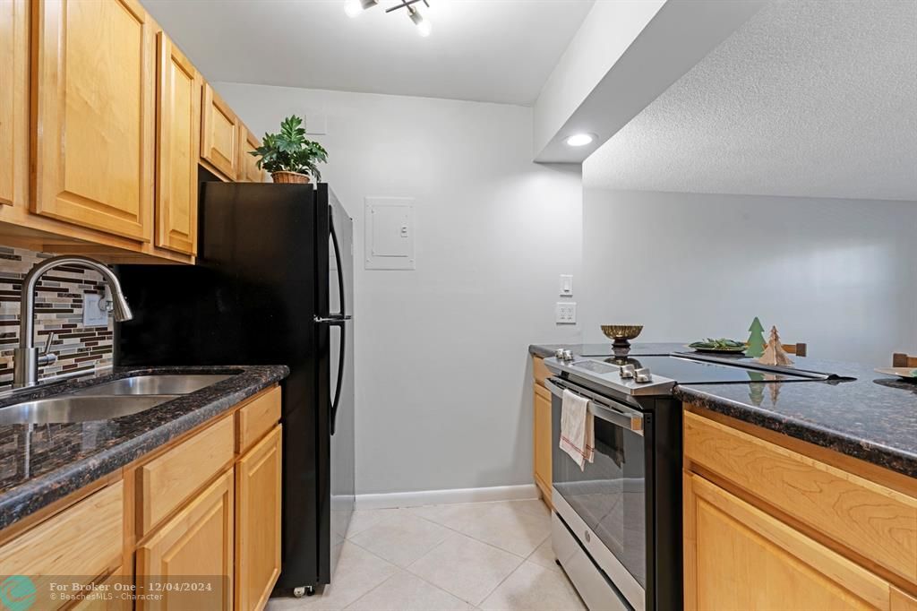 For Sale: $195,999 (1 beds, 1 baths, 722 Square Feet)