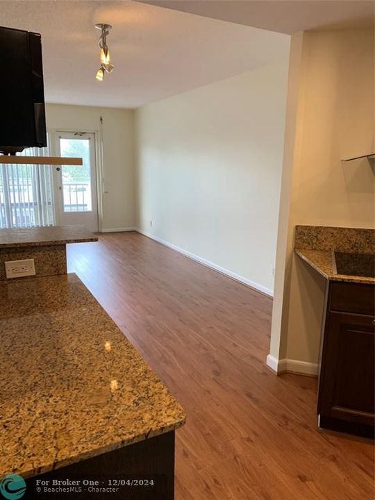 For Sale: $375,000 (2 beds, 2 baths, 1218 Square Feet)