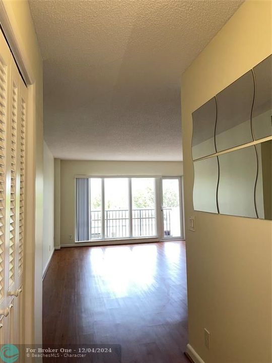 For Sale: $375,000 (2 beds, 2 baths, 1218 Square Feet)