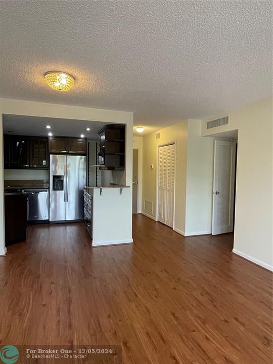 For Sale: $375,000 (2 beds, 2 baths, 1218 Square Feet)