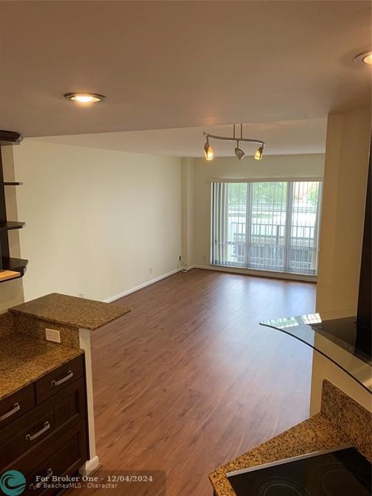 For Sale: $375,000 (2 beds, 2 baths, 1218 Square Feet)