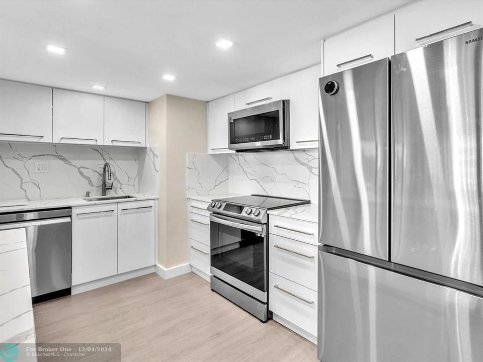 For Sale: $415,000 (1 beds, 1 baths, 700 Square Feet)