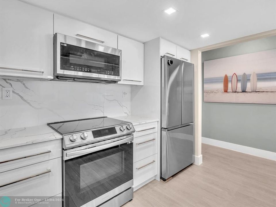 For Sale: $415,000 (1 beds, 1 baths, 700 Square Feet)