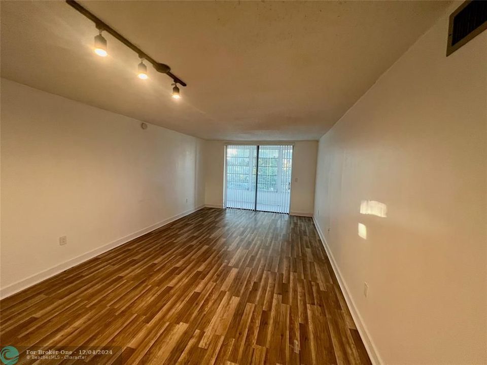 For Rent: $1,500 (1 beds, 1 baths, 830 Square Feet)