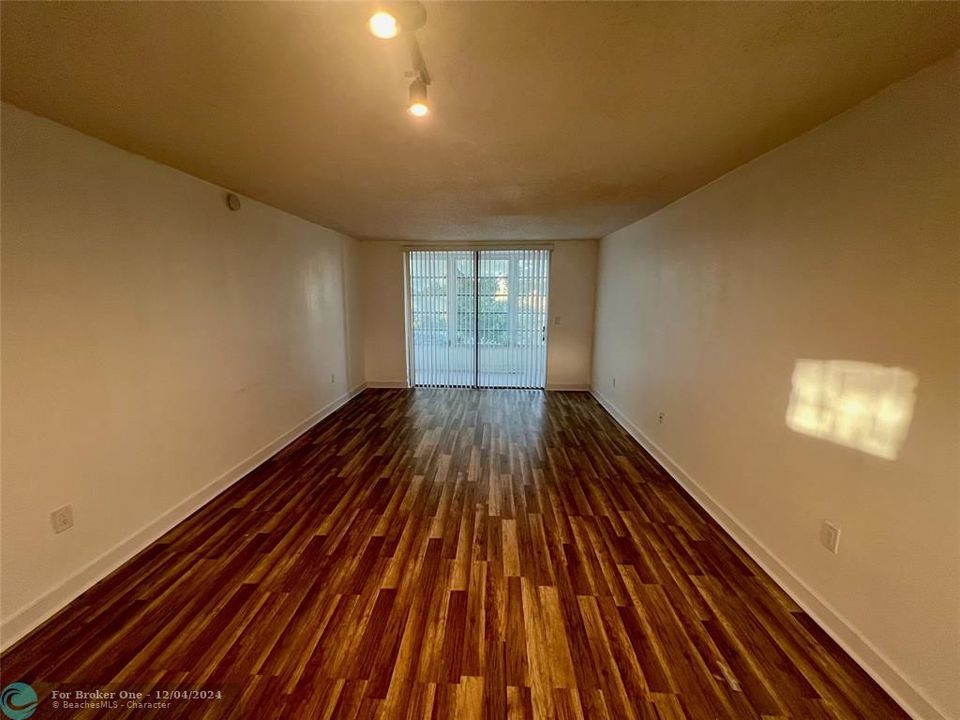 For Rent: $1,500 (1 beds, 1 baths, 830 Square Feet)