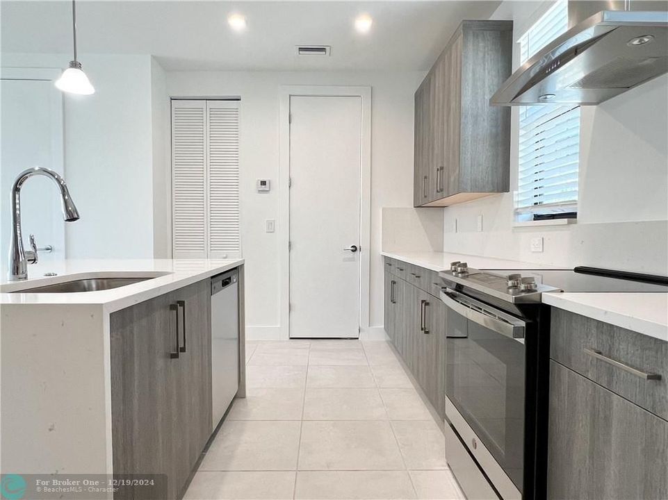 For Rent: $3,875 (2 beds, 2 baths, 2072 Square Feet)