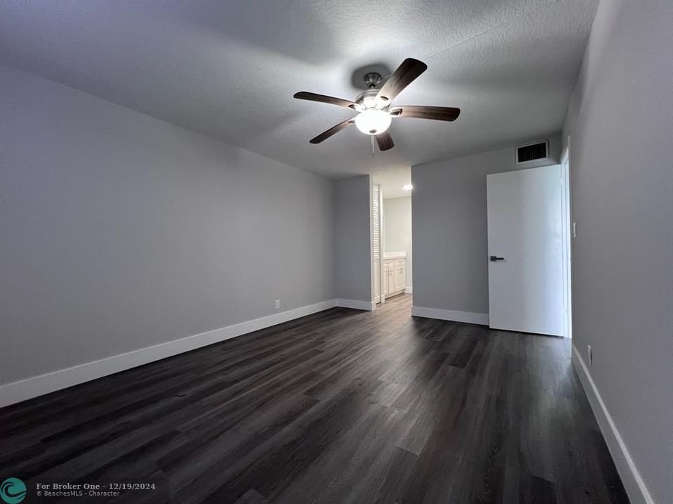 Active With Contract: $118,500 (1 beds, 1 baths, 800 Square Feet)