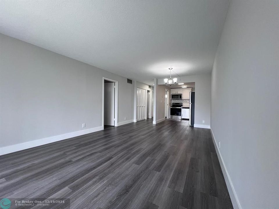 Active With Contract: $118,500 (1 beds, 1 baths, 800 Square Feet)