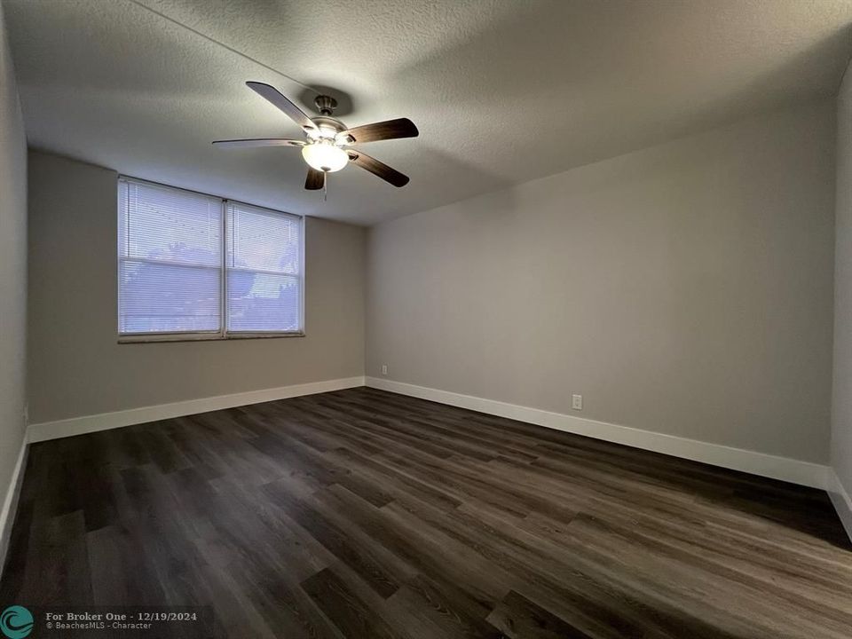 Active With Contract: $118,500 (1 beds, 1 baths, 800 Square Feet)