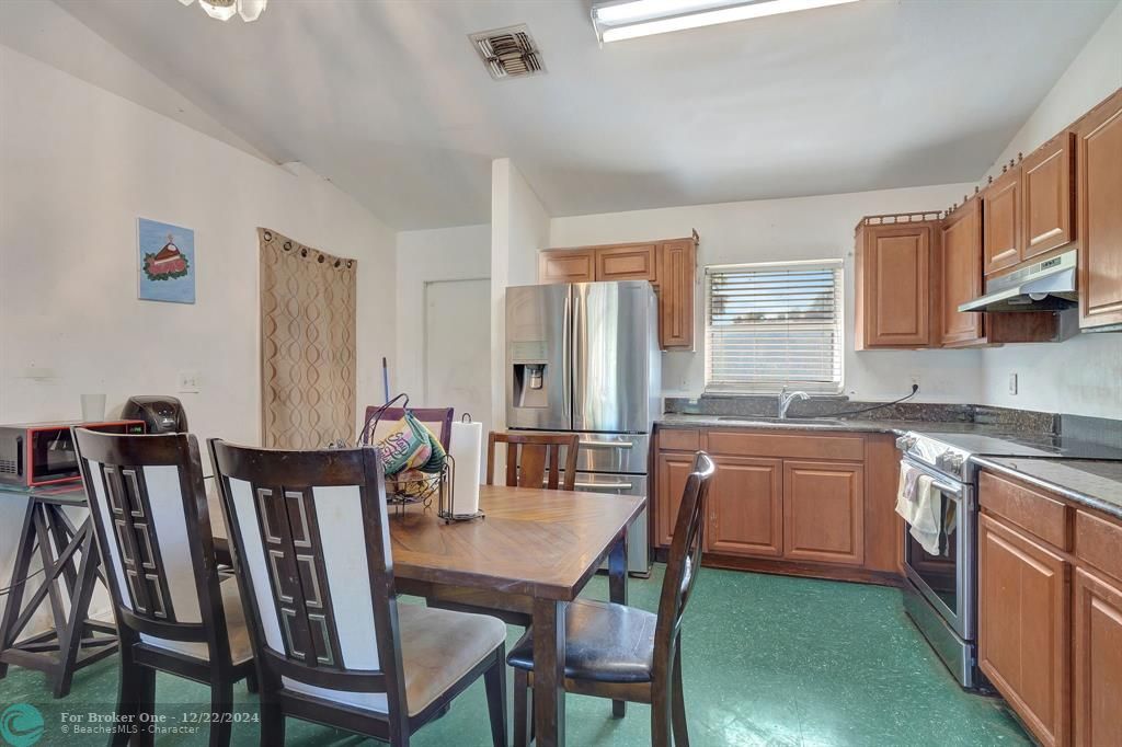 Active With Contract: $199,000 (3 beds, 2 baths, 1180 Square Feet)