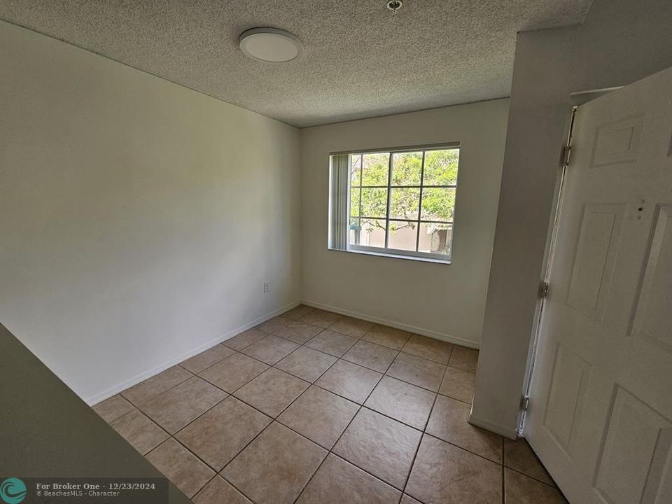 Active With Contract: $1,900 (1 beds, 1 baths, 618 Square Feet)