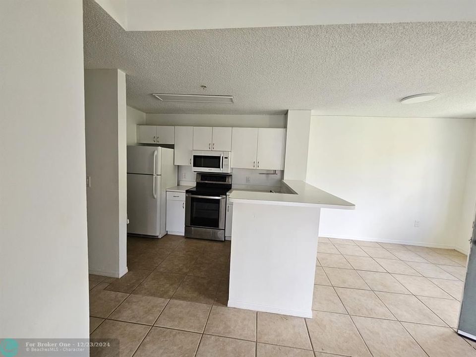 Active With Contract: $1,900 (1 beds, 1 baths, 618 Square Feet)