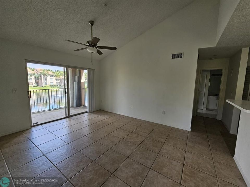 Active With Contract: $1,900 (1 beds, 1 baths, 618 Square Feet)