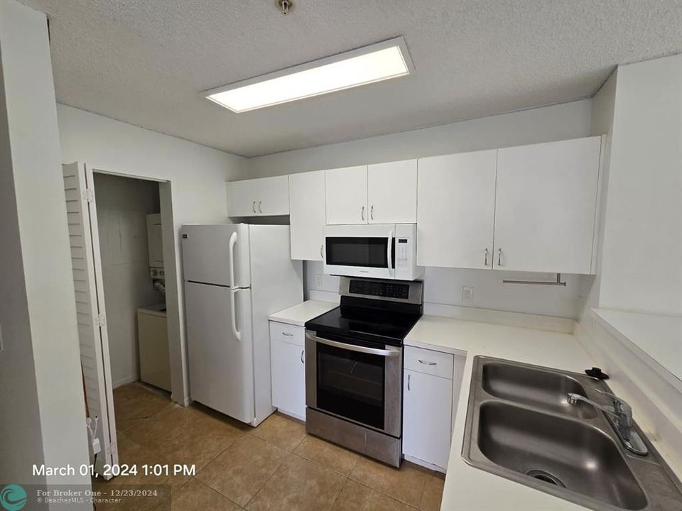 Active With Contract: $1,900 (1 beds, 1 baths, 618 Square Feet)