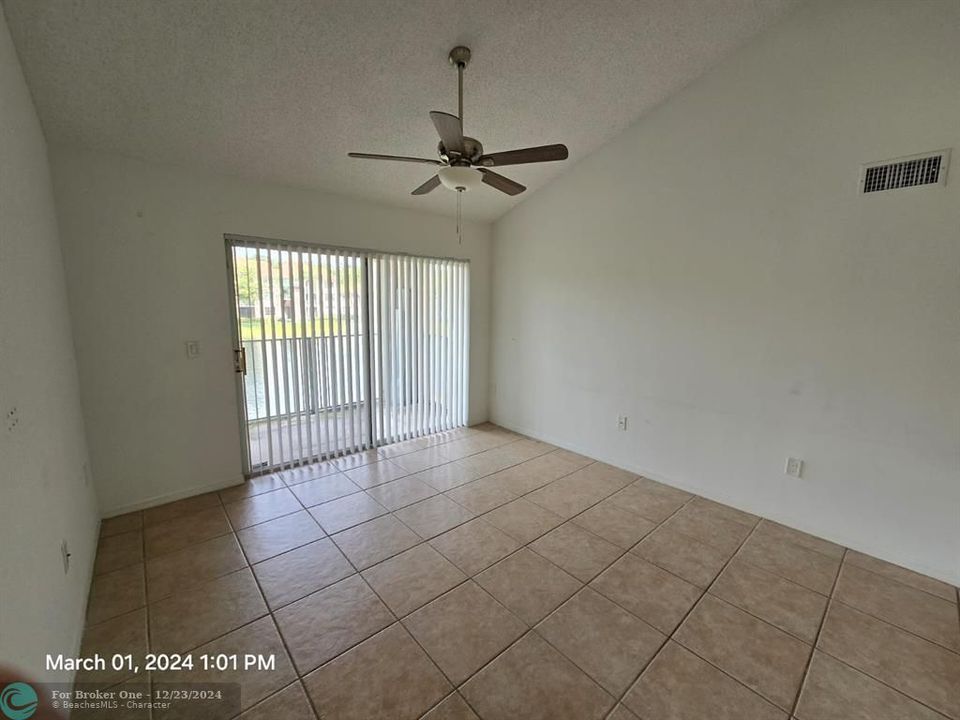 Active With Contract: $1,900 (1 beds, 1 baths, 618 Square Feet)