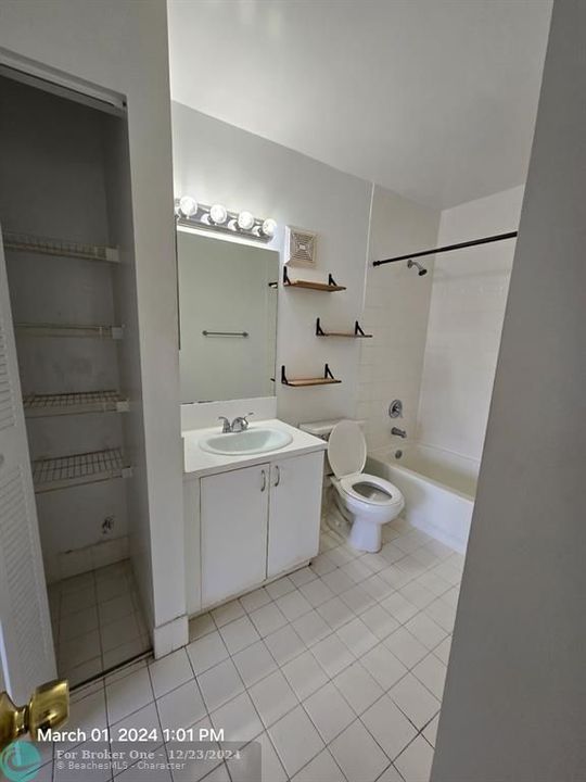 Active With Contract: $1,900 (1 beds, 1 baths, 618 Square Feet)