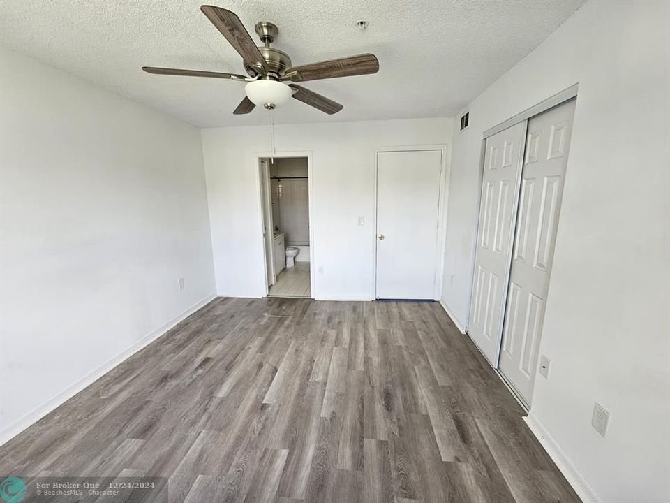 Active With Contract: $1,900 (1 beds, 1 baths, 618 Square Feet)