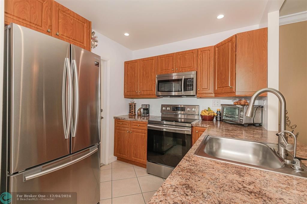 For Sale: $162,000 (2 beds, 2 baths, 944 Square Feet)