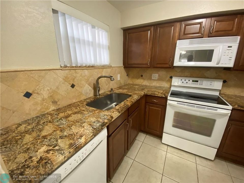 For Rent: $1,850 (2 beds, 2 baths, 944 Square Feet)