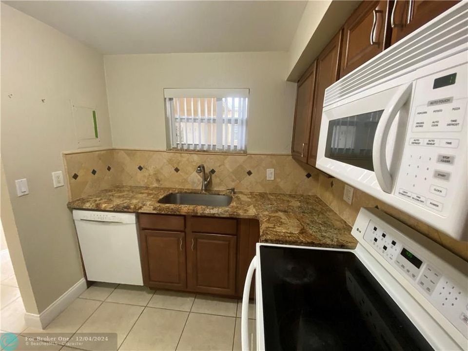 For Rent: $1,850 (2 beds, 2 baths, 944 Square Feet)