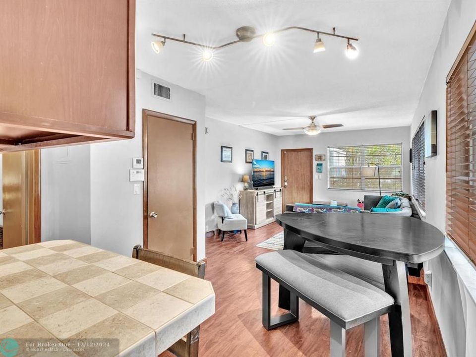 For Sale: $269,000 (2 beds, 2 baths, 800 Square Feet)