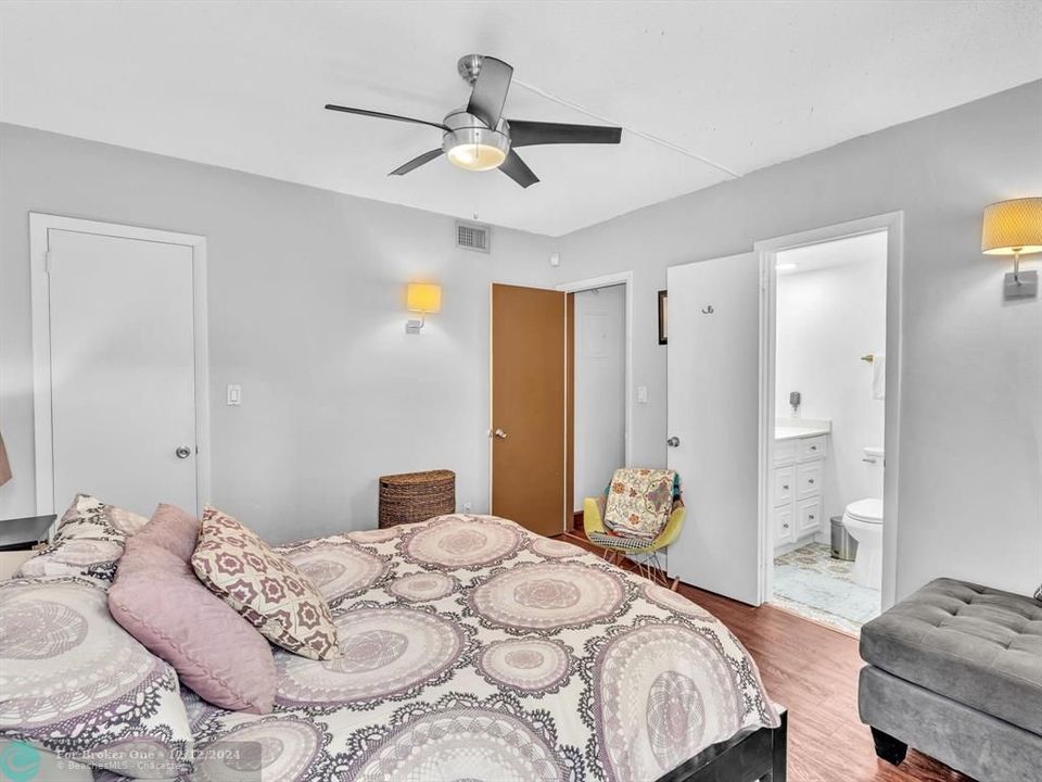 For Sale: $269,000 (2 beds, 2 baths, 800 Square Feet)