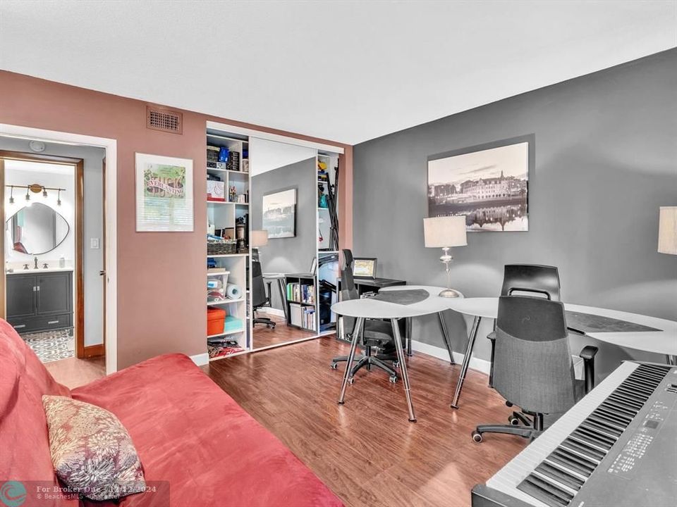 For Sale: $269,000 (2 beds, 2 baths, 800 Square Feet)